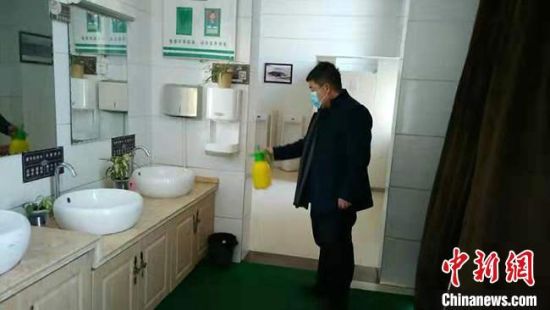  圖為2月初，工作人員對敦煌市旅游景區(qū)衛(wèi)生間進行防疫消毒?！《鼗褪形麄鞑抗﹫D 攝