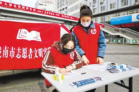 這個(gè)春天，那一抹鮮亮的“志愿紅”　——隴原志愿者戰(zhàn)“疫”記