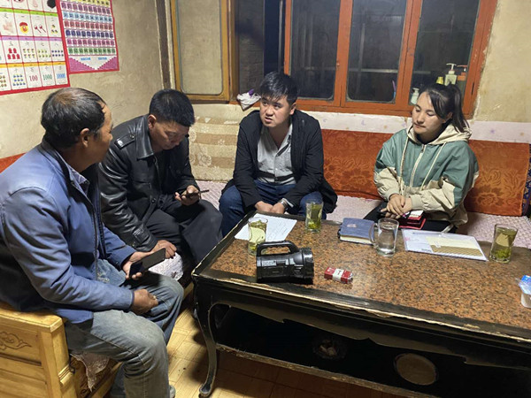 圖為木耳鎮(zhèn)紀檢干事盧建民（左三）連夜在多壩村多壩組奚連德家中了解受災情況，排查安全隱患，并宣傳發(fā)生次生災害的相關知識。_副本.jpg