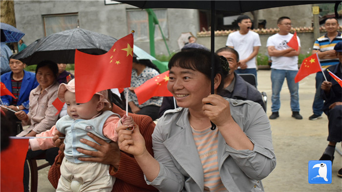 隴南市紀(jì)委監(jiān)委黨員干部與宕昌縣官亭鎮(zhèn)杜家村群眾一起慶祝黨的生日。_副本.jpg