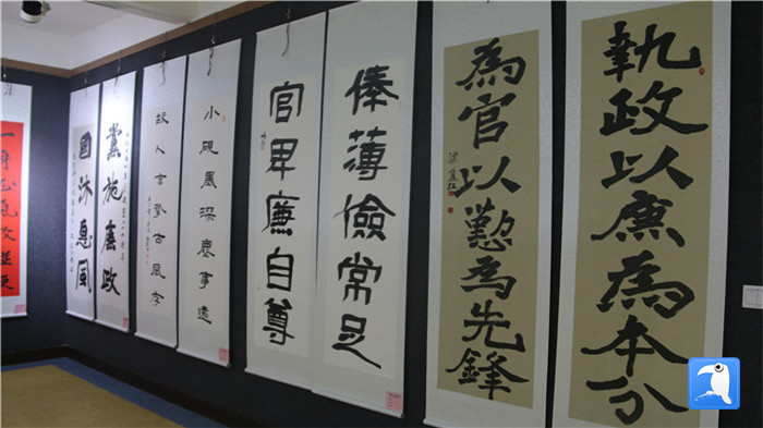 7月1日上午，定西市通渭縣紀(jì)委監(jiān)委舉辦“襄郡清風(fēng)·喜迎建黨99周年”廉政文化書畫展，共同為黨的生日獻(xiàn)禮。_副本.jpg