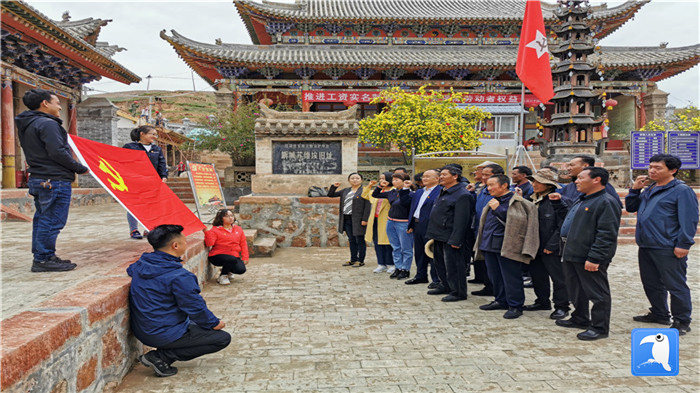 “七一”前夕，甘南州紀(jì)委監(jiān)委機(jī)關(guān)第二黨支部組織支部黨員和幫扶村黨員赴臨潭縣新城鎮(zhèn)蘇維埃舊址紅色教育基地參觀學(xué)習(xí)活動(dòng)。_副本.jpg