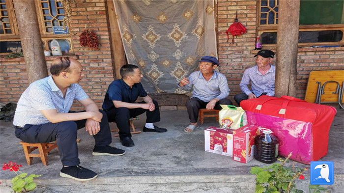 在建黨99周年來臨之際，隴南市禮縣紀(jì)委監(jiān)委在中壩鎮(zhèn)、三峪鄉(xiāng)開展“七一”慰問老黨員、困難黨員活動(dòng)，為他們送去組織的關(guān)懷和節(jié)日的問候。_副本.jpg