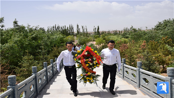 七一”前夕，白銀市紀(jì)委監(jiān)委機(jī)關(guān)黨委組織黨員來到紅軍西路軍景泰烈士陵園開展主題黨日活動(dòng)。 朱鵬拍攝_副本.jpg