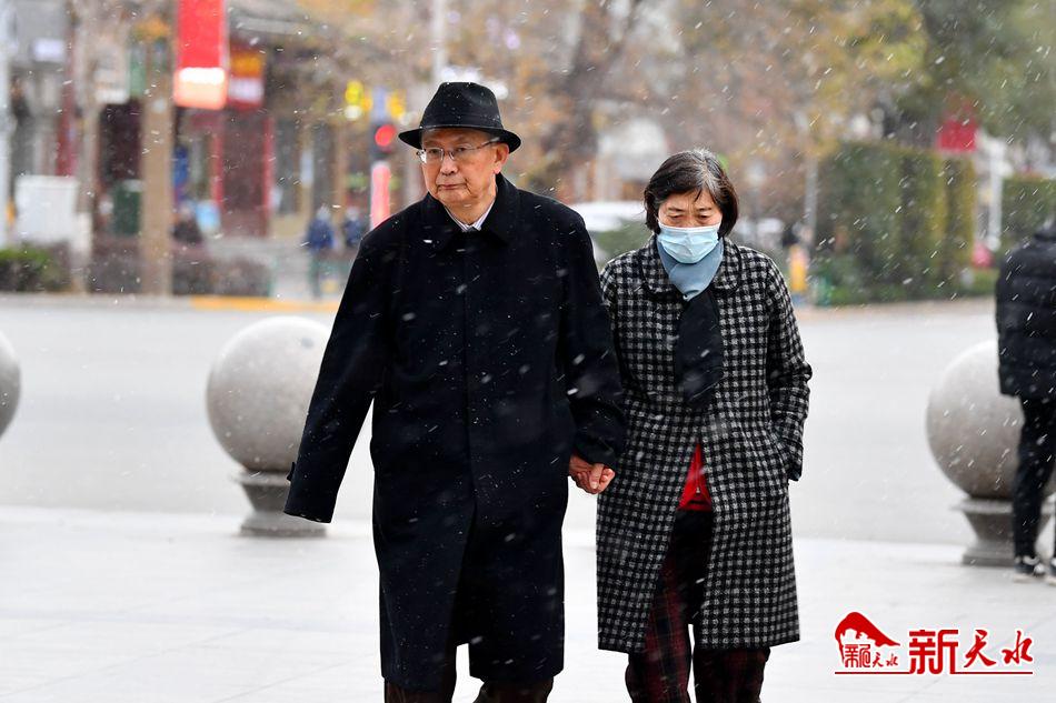 初雪來(lái)了！一起在天水街頭，共赴“白頭”！