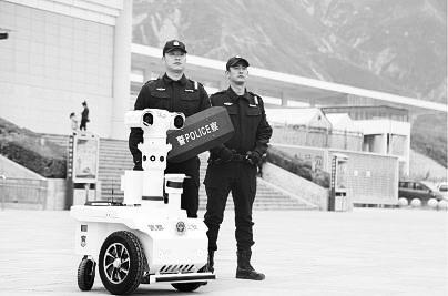 新奇！5G巡邏機器人亮相隴南武都街頭