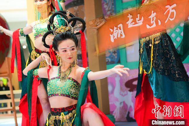 圖為今年9月5日，在重慶亮相的敦煌博物館“潮起東方”主題活動現(xiàn)場。敦煌博物館供圖