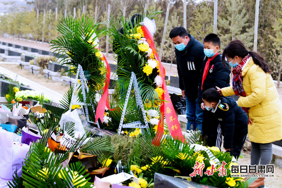 委托快遞、自發(fā)前往，社會各界在陳紅軍烈士墓前獻花致敬