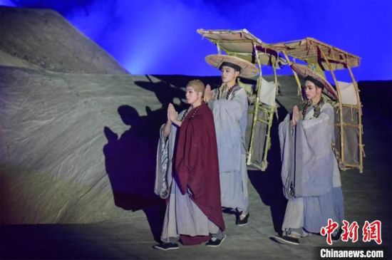 圖為演出現(xiàn)場(chǎng)，該劇獨(dú)創(chuàng)360度旋轉(zhuǎn)并前后移動(dòng)觀眾席，顛覆傳統(tǒng)劇場(chǎng)舞臺(tái)表演模式?！⊥醣筱y 攝