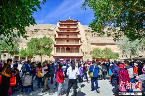 中國農(nóng)歷四月初八，敦煌民眾傳承歷史習(xí)俗，前往莫高窟燒香禮佛、祈福。(資料圖) 王斌銀 攝