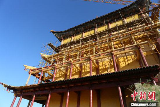 圖為5月上旬，甘肅山丹縣大佛寺內(nèi)，正在修繕中的古建筑大雄寶殿。 中新社記者 高展 攝