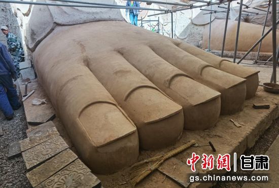 圖為中國“石窟鼻祖”天梯山石窟第13窟大佛足部與局部危巖體搶救性保護(hù)項(xiàng)目施工現(xiàn)場。陳曉斌 攝