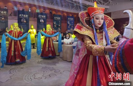 圖為中國(guó)首部邊塞史詩(shī)劇《天下雄關(guān)》首演發(fā)布會(huì)現(xiàn)場(chǎng)?！〈蘖?攝