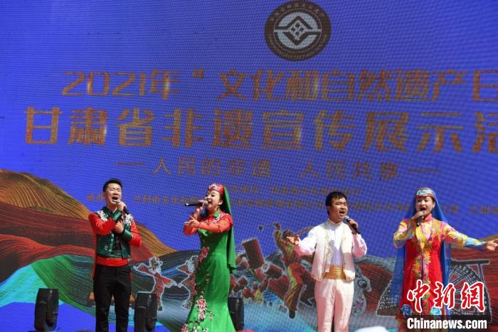 圖為甘肅臨夏回族自治州非遺傳承人演唱花兒?！钇G敏 攝