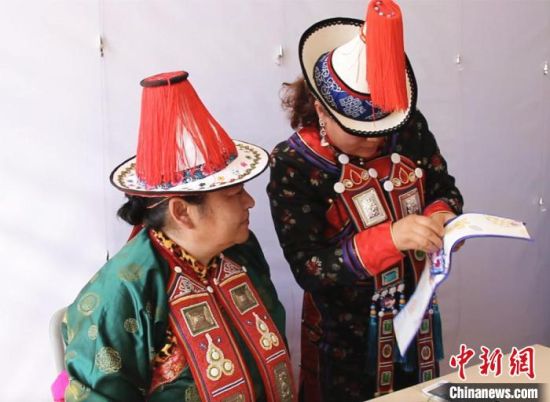 圖為用活態(tài)傳習(xí)的模式促進(jìn)裕固族非物質(zhì)文化遺產(chǎn)的保護(hù)傳承。　史靜靜 攝