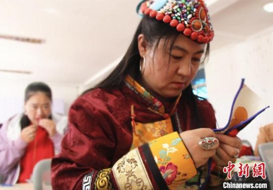 圖為裕固族婦女學(xué)習(xí)刺繡。　史靜靜 攝