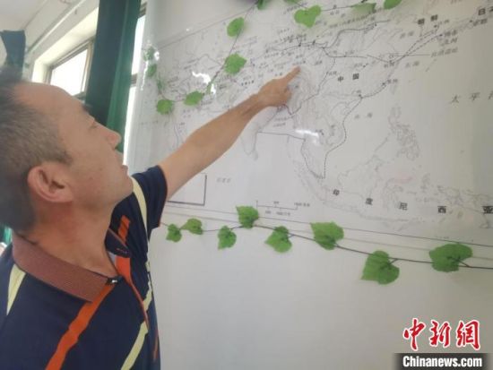 圖為甘肅省社會科學(xué)院絲綢之路研究所所長侯宗輝指出《絲綢之路古文明》課題組考察線路?！￠Z姣 攝