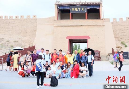 歷經(jīng)數(shù)十載保護(hù)修繕的古老關(guān)城得以延年益壽，成為了海內(nèi)外游客“絲路游”的必經(jīng)打卡地。　高展 攝