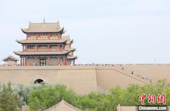 歷經(jīng)數(shù)十載保護(hù)修繕的古老關(guān)城得以延年益壽，成為了海內(nèi)外游客“絲路游”的必經(jīng)打卡地?！「哒?攝