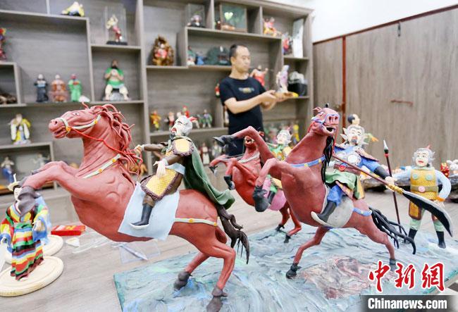 安秋平是成州面塑第五代傳承人，也是當(dāng)?shù)匚ㄒ粓?jiān)守面塑制作的人?！「哒?攝