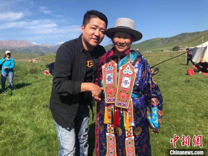圖為拍攝紀錄片《西茂的婚禮》期間，張輝剛(左)與裕固族老人合影留念。(資料圖) 張輝剛供圖