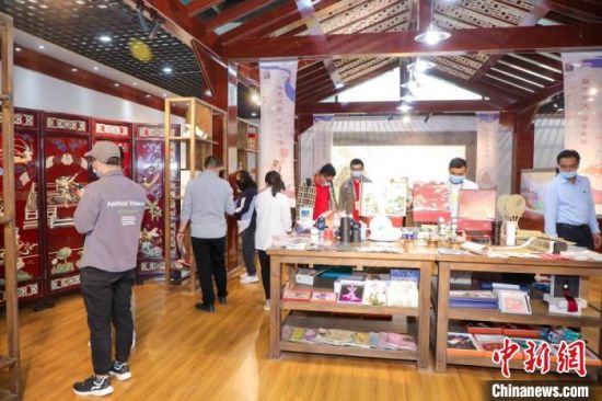 圖為甘肅“一會(huì)一節(jié)”期間，位于敦煌的天水市展館中，民眾觀賞文創(chuàng)產(chǎn)品?！「拭C省文化和旅游廳供圖