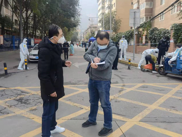 蘭州市紀委監(jiān)委干部下沉一線詳細詢問疫情防控情況。.jpg