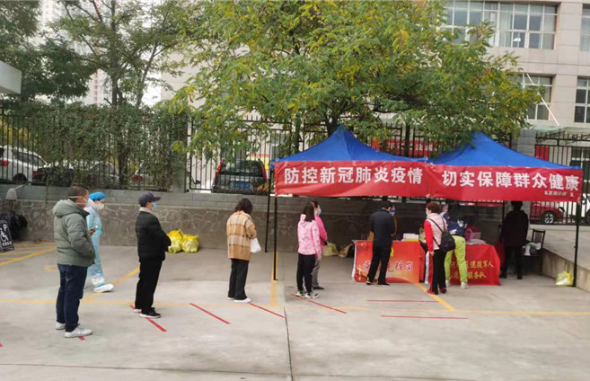 城關(guān)區(qū)紀委監(jiān)委各監(jiān)督檢查組督促各街道核酸檢測點落實“一米線”制度。.jpg