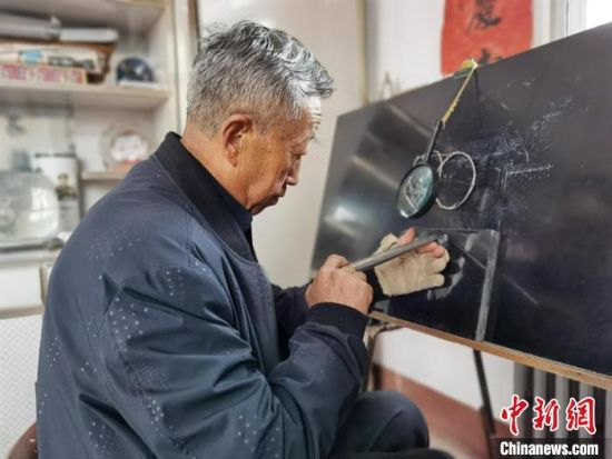 圖為陶世清在創(chuàng)作中?！钅?攝