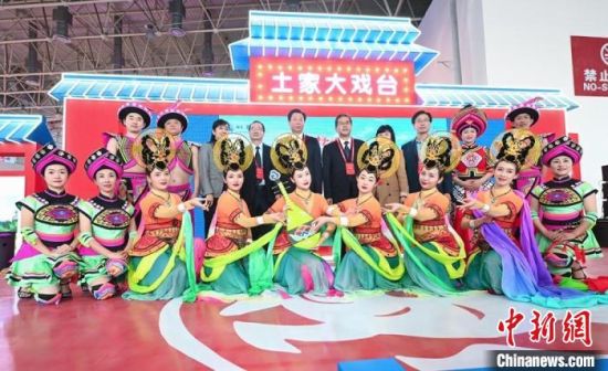 11月26日，“甘肅團(tuán)”在首屆中國(武漢)文化旅游博覽會(huì)展區(qū)的“土家大戲臺(tái)”，與“湖北團(tuán)”互訪交流?！「拭C省文化和旅游廳供圖