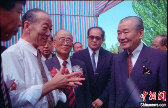 1994年8月，時任日本首相竹下登(右一)與時任敦煌研究院院長段文杰在莫高窟親切交談。中新社發(fā) 婁婕 供圖