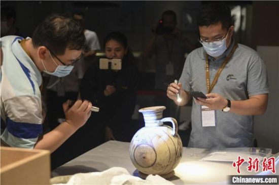 2020年6月，在長沙博物館舉行“從地中海到中國：絲路寶藏——平山郁夫絲綢之路美術館藏文物展”前，專家開箱鑒定文物。中新社記者 楊華峰 攝