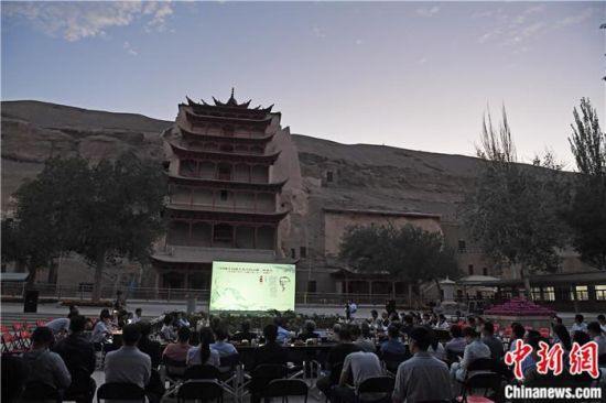 2018年8月，在敦煌莫高窟標志性建筑“九層樓”前，《回顧平山郁夫先生的貢獻》座談會舉行。來自中日兩國的專家、學者共同懷念這位情系敦煌數(shù)十載的繪畫巨匠、中日友好的文化使者、世界文化遺產(chǎn)的守護者。中新社記者 楊艷敏 攝