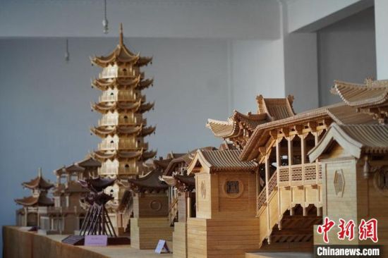 圖為古建筑模型制作技藝傳習(xí)所展廳內(nèi)的微縮古建筑作品?！【琶赖┰?　攝