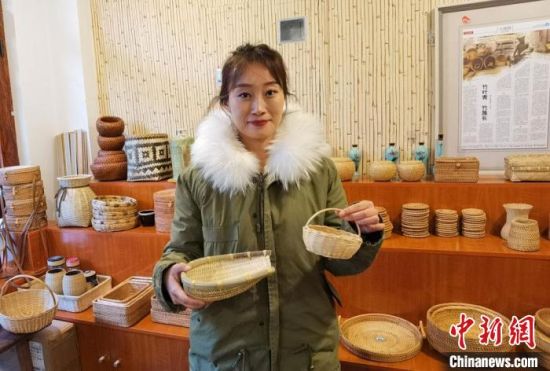 40多種精小玲瓏、純手工制作的新型盛食容器、居家工藝品等，每一件都令人愛不釋手。　馮志軍 攝