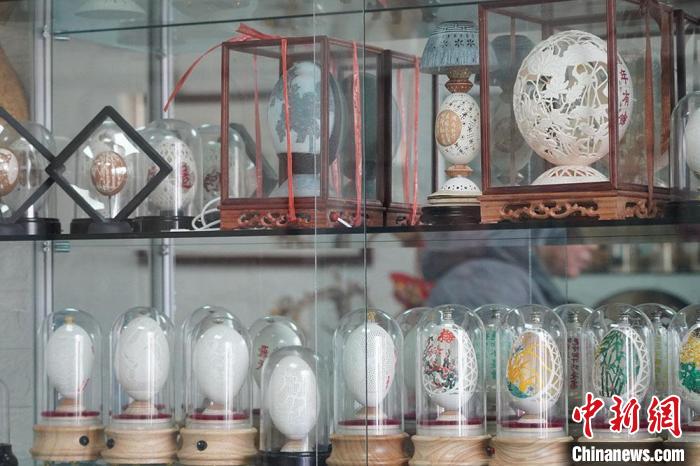 圖為吳義澤收藏柜內(nèi)的蛋雕作品?！【琶赖ぴ?攝