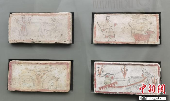 圖為嘉峪關(guān)長城博物館館藏文物魏晉墓彩繪畫像磚中豐富多彩的古代農(nóng)牧業(yè)生產(chǎn)活動。(資料圖) 丁思 攝