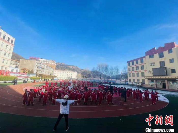 圖為街舞老師教授藏族學(xué)子跳街舞。　陳善雄 攝