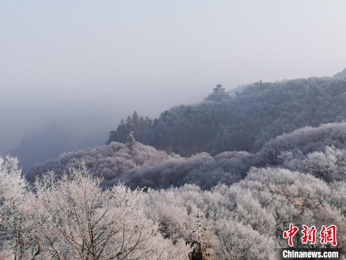 圖為連綿山脈，皆是白色?！⌒煺袢A 攝