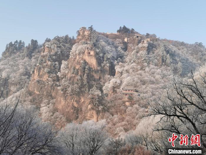 圖為崆峒山霧凇景色?！⌒煺袢A 攝