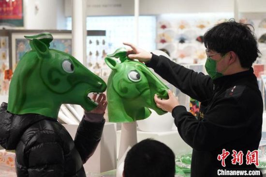 圖為“神馬來(lái)了”銅奔馬頭套?！【琶赖┰?攝