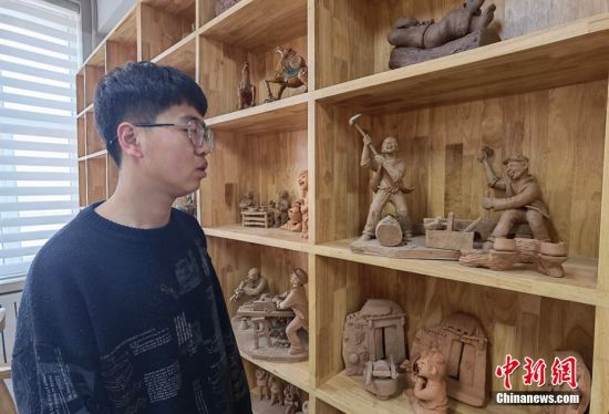 圖為學生介紹作品。 劉玉桃 攝