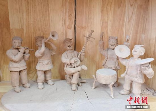 圖為泥塑作品展現人們娛樂場景。 劉玉桃 攝
