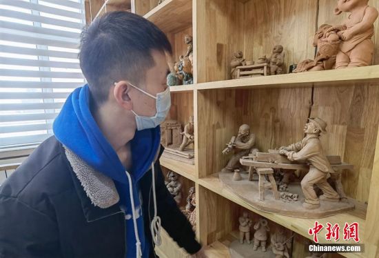 圖為學生欣賞泥塑作品。 劉玉桃 攝