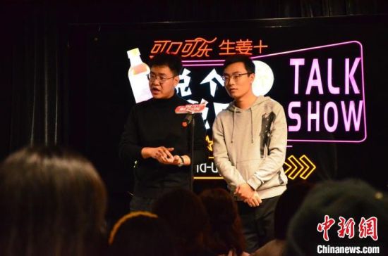 圖為脫口秀演員搭檔表演?！钅?攝