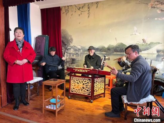圖為蘭州鼓子表演者王常玉登臺(tái)演唱，她是這項(xiàng)入列國(guó)家級(jí)非物質(zhì)文化遺產(chǎn)的曲藝表演者中，為數(shù)不多的女演員?！堨下?攝