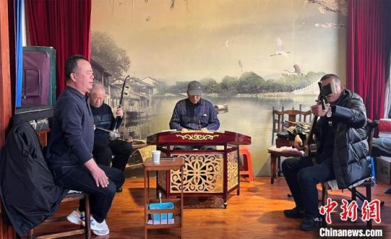 圖為蘭州鼓子愛好者在傳習(xí)所內(nèi)互相搭檔上臺(tái)演出?！堨下?攝