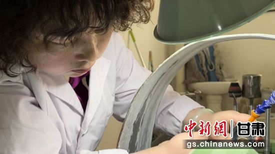 夜光杯制作學(xué)徒謝小琴坦言，雖工作枯燥，但是能夠掌握國家級非遺技藝是很自豪的。王牧雨 攝