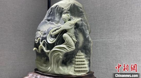 圖為李學(xué)平的玉雕作品。　高瑩 攝