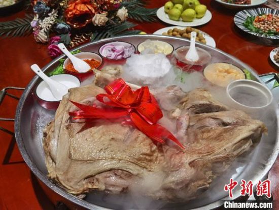 圖為酒泉美食“漢蒸全羊”。　馮志軍 攝